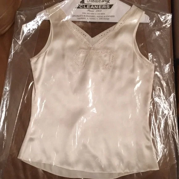 Sleeveless light summer blouse camisole embroidered neckline 100% silk - Picture 5 of 7